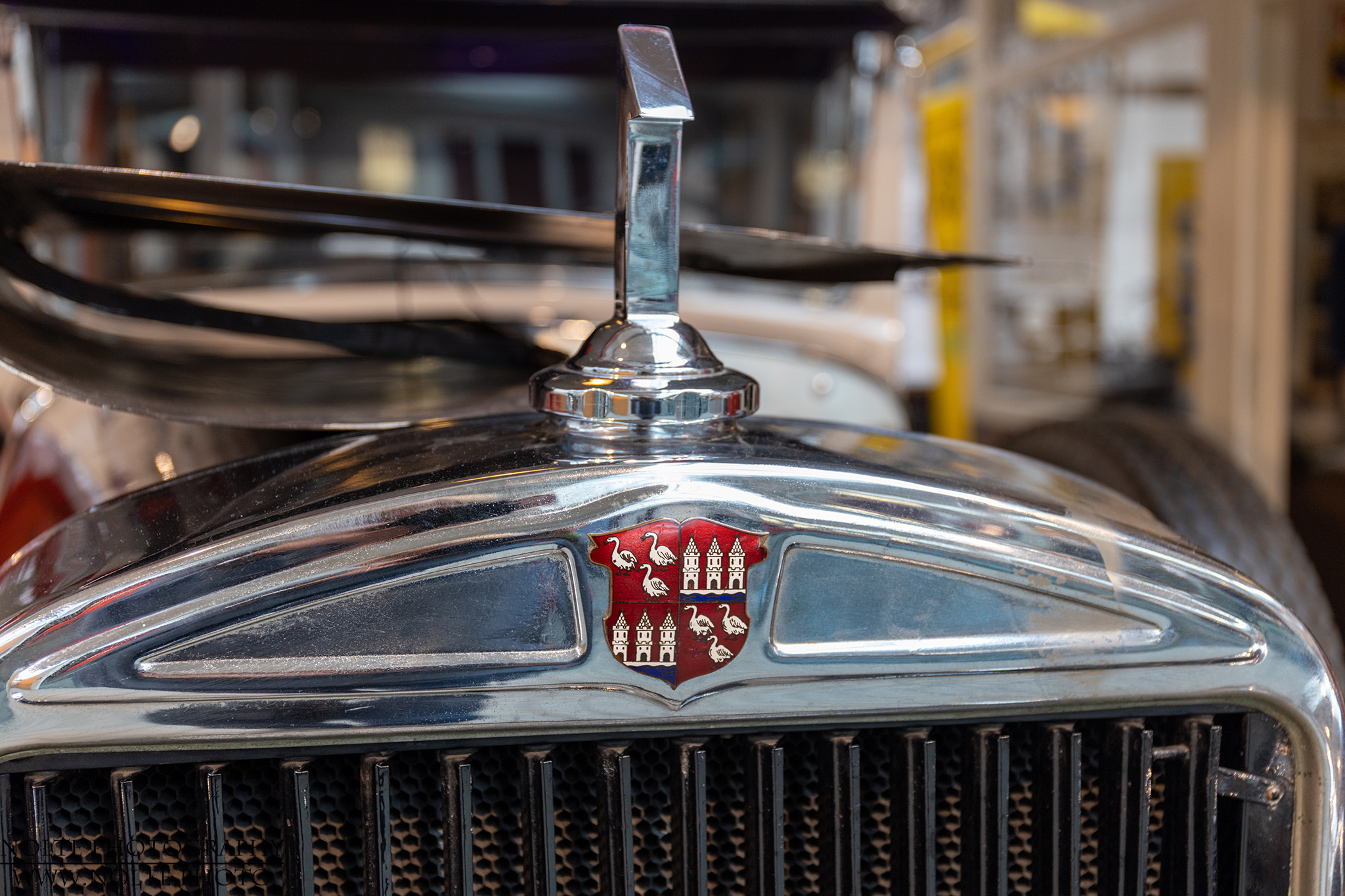 Kühldeckel und Logos an einem 1930er Audi Typ SS Zwickau